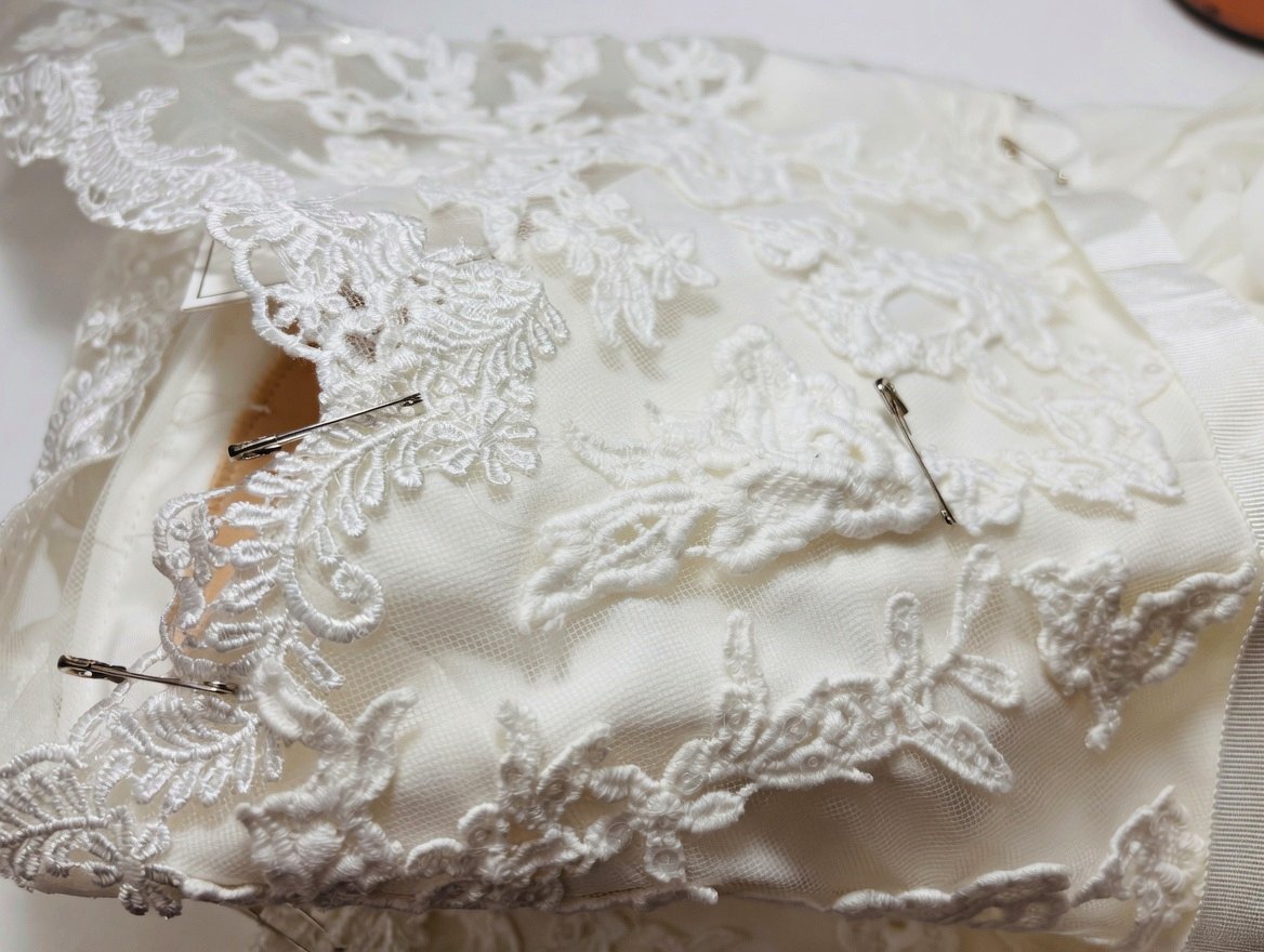 Pinned lace detail